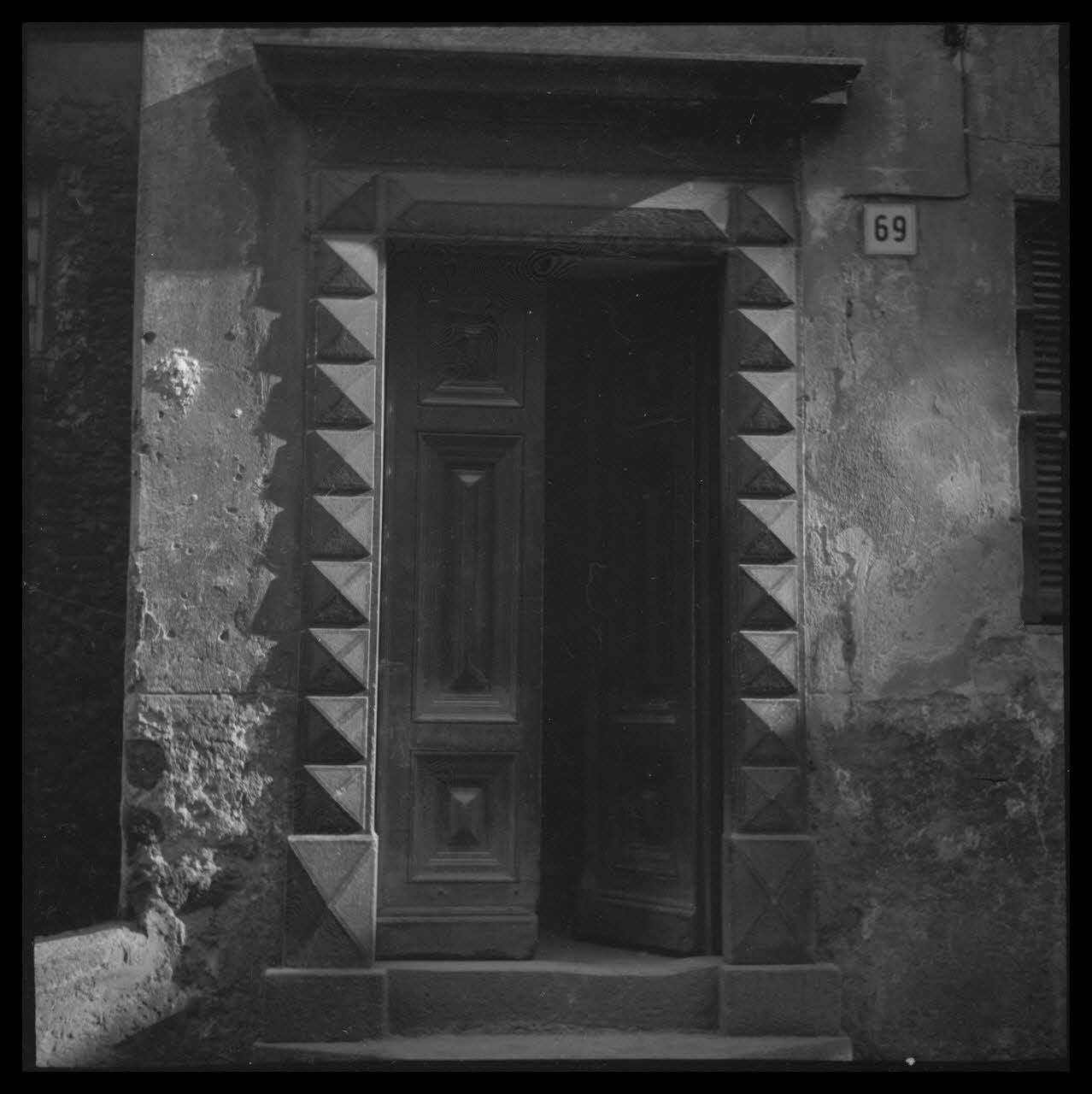 Le Coq photographie Porte sculptée, 69 rue de France Provence-Alpes-Côte d'Azur, France 1950 Ph.1953.108.30  Photo