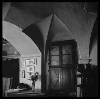 Le Coq photographie Pièce voutée (salle commune). Marchand de journaux Provence-Alpes-Côte d'Azur, France 1950 Ph.1953.108.34 Photo