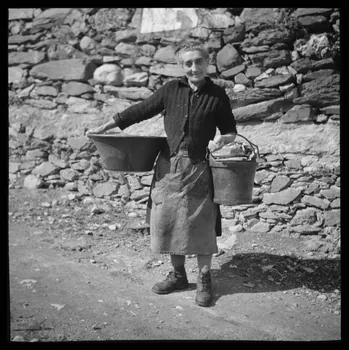 Le Coq photographie Madame Guido revenant de laver du linge: bassine et seau de cuivre Provence-Alpes-Côte d'Azur, France 1950 Ph.1953.108.37 Photo