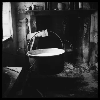 Le Coq photographie Monsieur Guido. Laiterie : chaudron de lait caillé Provence-Alpes-Côte d'Azur, France 1950 Ph.1953.108.39 Photo