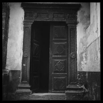 Le Coq photographie Porte latérale de l'église Provence-Alpes-Côte d'Azur, France 1950 Ph.1953.108.40 Photo