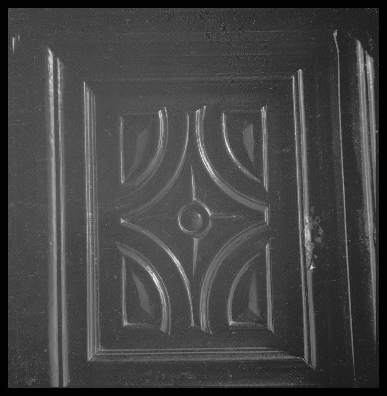 Le Coq photographie Chez Monsieur Cachiardo. Buffet 2 corps. Détail Provence-Alpes-Côte d'Azur, France 1950 Ph.1953.108.45  Photo