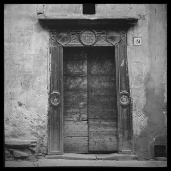 Le Coq photographie Porte sculptée (n°131) avec linteau Provence-Alpes-Côte d'Azur, France 1950 Ph.1953.108.48 Photo