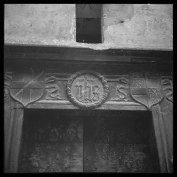 Le Coq photographie Porte sculptée (n°113). Détail linteau Provence-Alpes-Côte d'Azur, France 1950 Ph.1953.108.49 Photo