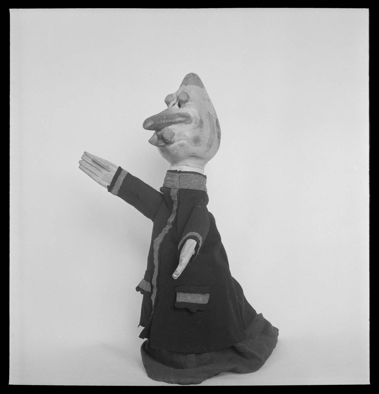 Pierre Soulier photographie Marionnette à gaine représentant "Ubu roi". Don de Madame Méry-Picard Ile-de-France, France 1953/7/1 Ph.1953.86.1 Photo