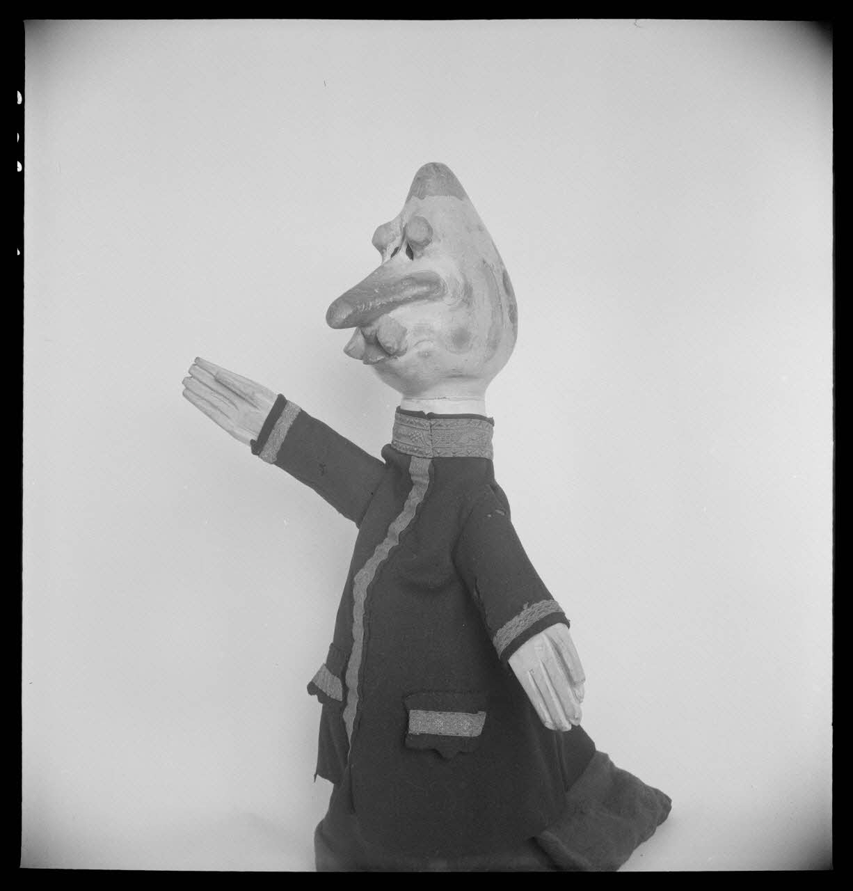Pierre Soulier photographie Marionnette à gaine représentant "Ubu roi". Don de Madame Méry-Picard Ile-de-France, France 1953/7/1 Ph.1953.86.3 Photo