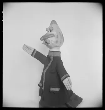 Pierre Soulier photographie Marionnette à gaine représentant "Ubu roi". Don de Madame Méry-Picard Ile-de-France, France 1953/7/1 Ph.1953.86.3 Photo