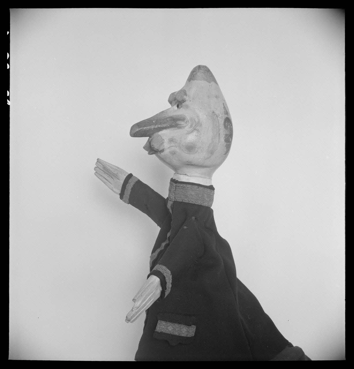 Pierre Soulier photographie Marionnette à gaine représentant "Ubu roi". Don de Madame Méry-Picard Ile-de-France, France 1953/7/1 Ph.1953.86.4 Photo