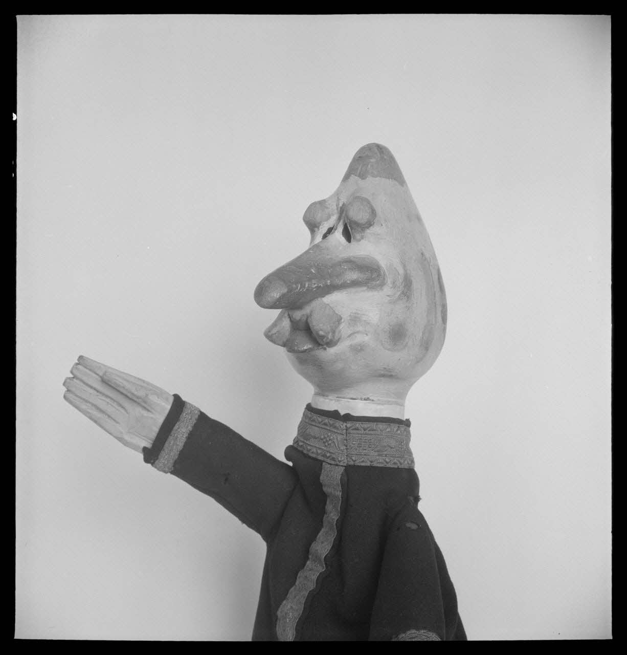 Pierre Soulier photographie Marionnette à gaine représentant "Ubu roi". Don de Madame Méry-Picard Ile-de-France, France 1953/7/1 Ph.1953.86.5 Photo