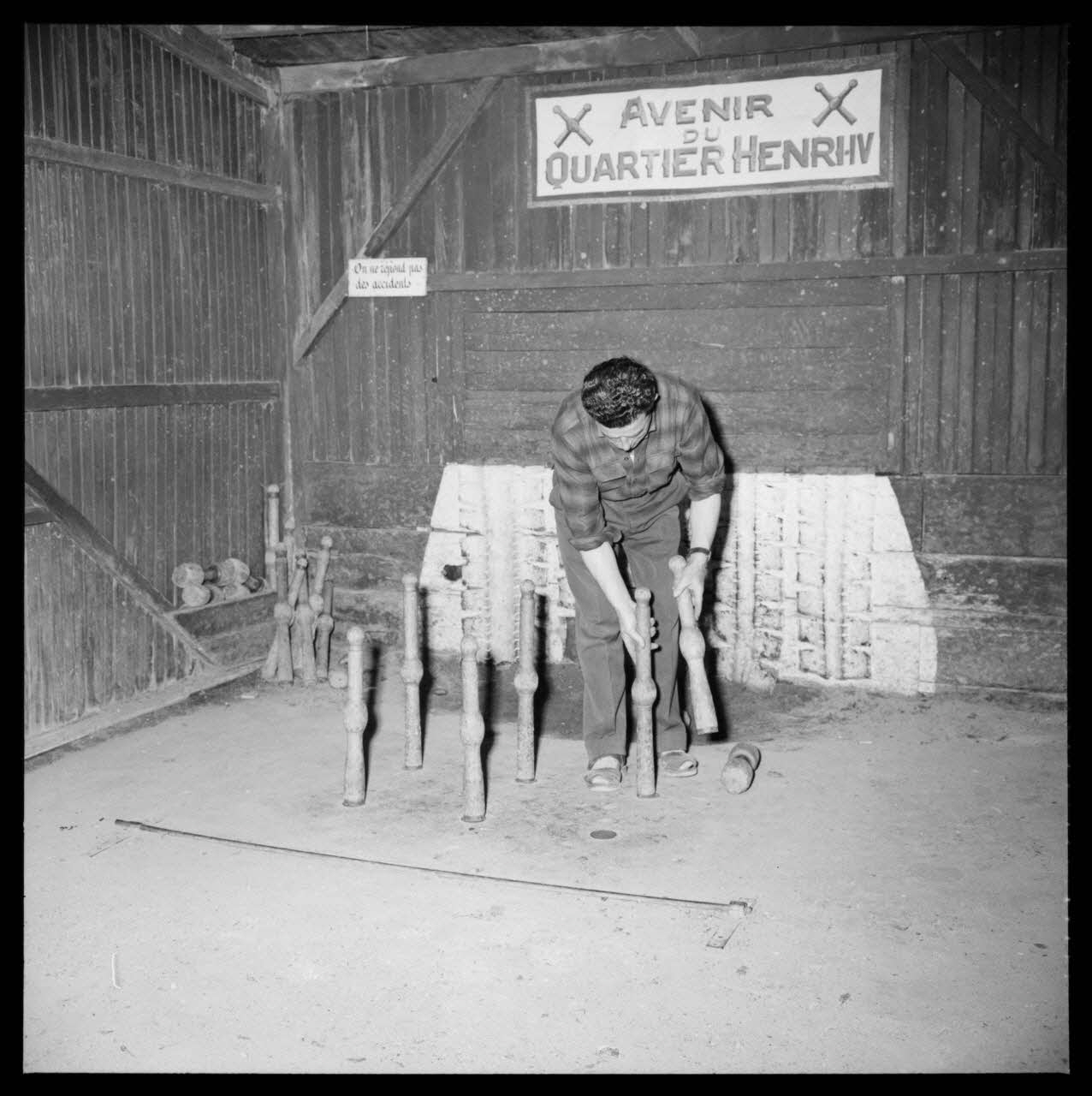 R. Lapeyre photographie Boulevard Henri IV. Jeu de quilles de six. Monsieur R. Houret propriétaire Midi-Pyrénées, France 1960/5/12 Ph.1960.68.1 Photo Mucem / Lapeyre, R.