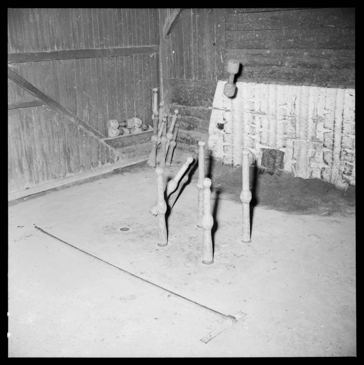 R. Lapeyre photographie Boulevard Henri IV. Jeu de quilles de six. Premier boulet tiré par Monsieur René Mouret Midi-Pyrénées, France 1960/5/12 Ph.1960.68.11 Photo Mucem / Lapeyre, R.