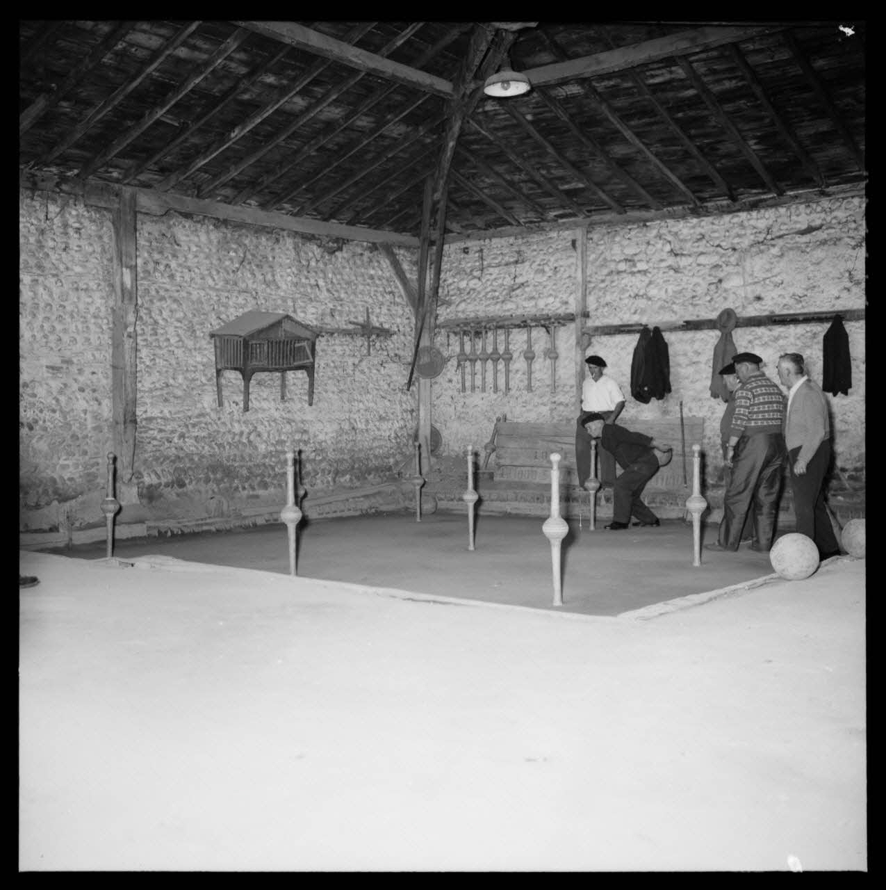 R. Lapeyre photographie Café Darré. Jeu de quilles de neuf. Vue d'ensemble pendant le tir d'une boule Midi-Pyrénées, France 1960/5/12 Ph.1960.68.27 Photo Mucem / Lapeyre, R.