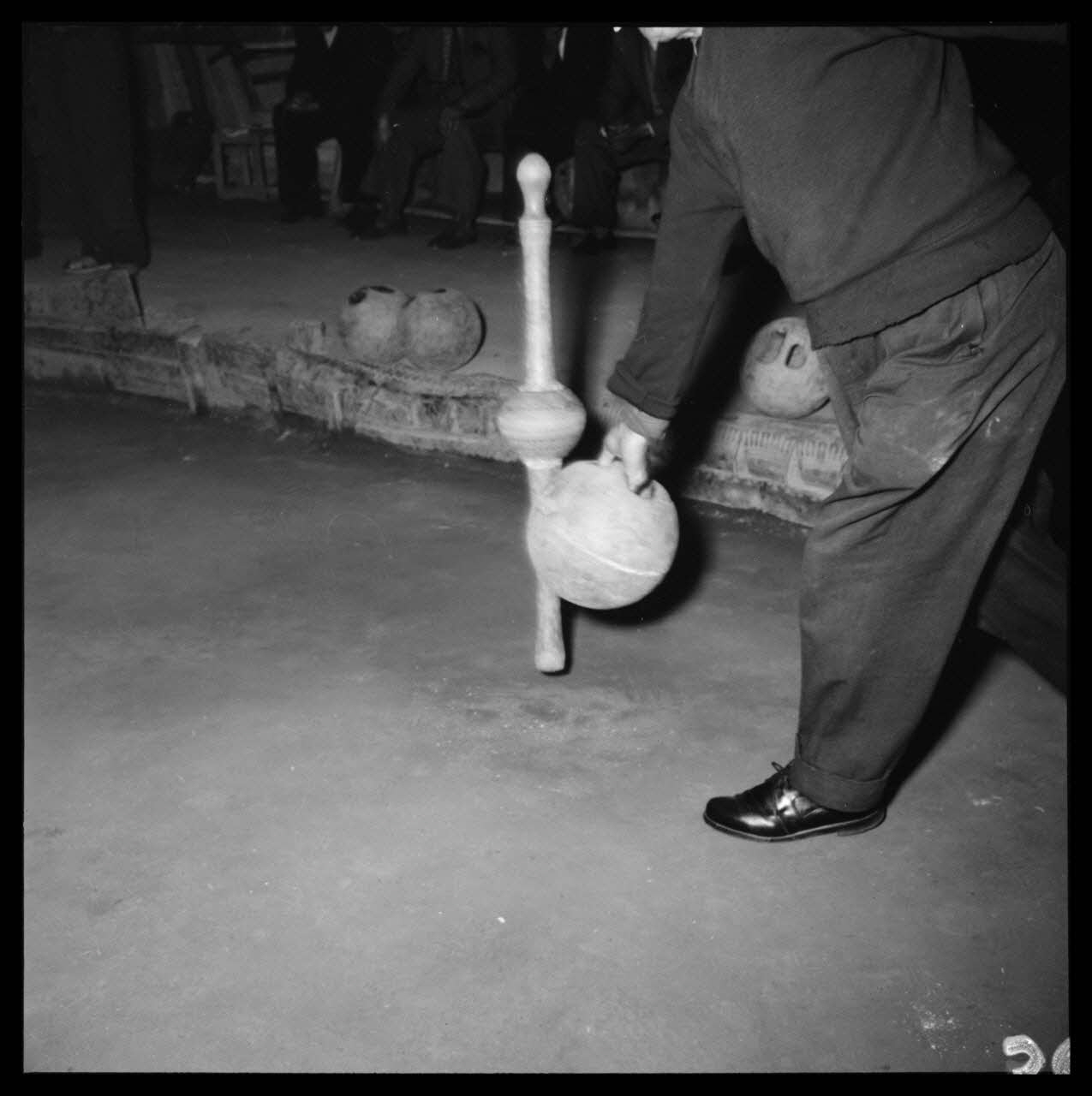 R. Lapeyre photographie Café Darré, rue Lamartine. Jeu de quilles de neuf. La quille vient d'être frappée par la boule. Elle est soulevée Midi-Pyrénées, France 1960/5/12 Ph.1960.68.36 Photo Mucem / Lapeyre, R.