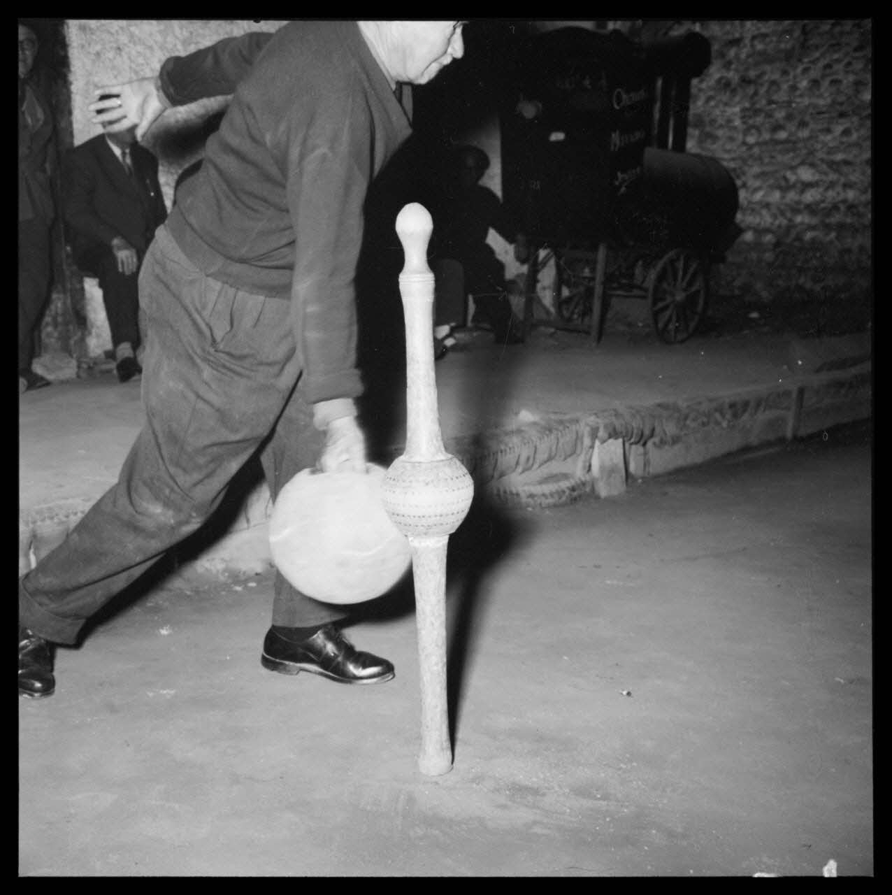 R. Lapeyre photographie Café Darré, rue Lamartine. Jeu de quilles de neuf. La boule va entrer en contact avec la quille Midi-Pyrénées, France 1960/5/12 Ph.1960.68.37 Photo Mucem / Lapeyre, R.