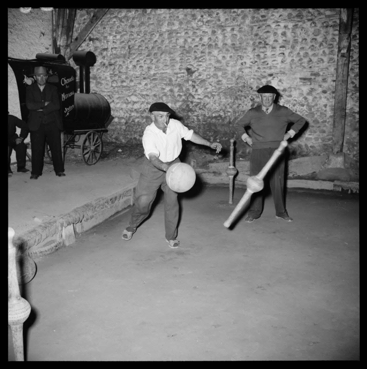 R. Lapeyre photographie Café Darré, rue Lamartine. Jeu de quilles de neuf. La boule et la quille dans l'air Midi-Pyrénées, France 1960/5/12 Ph.1960.68.38 Photo Mucem / Lapeyre, R.