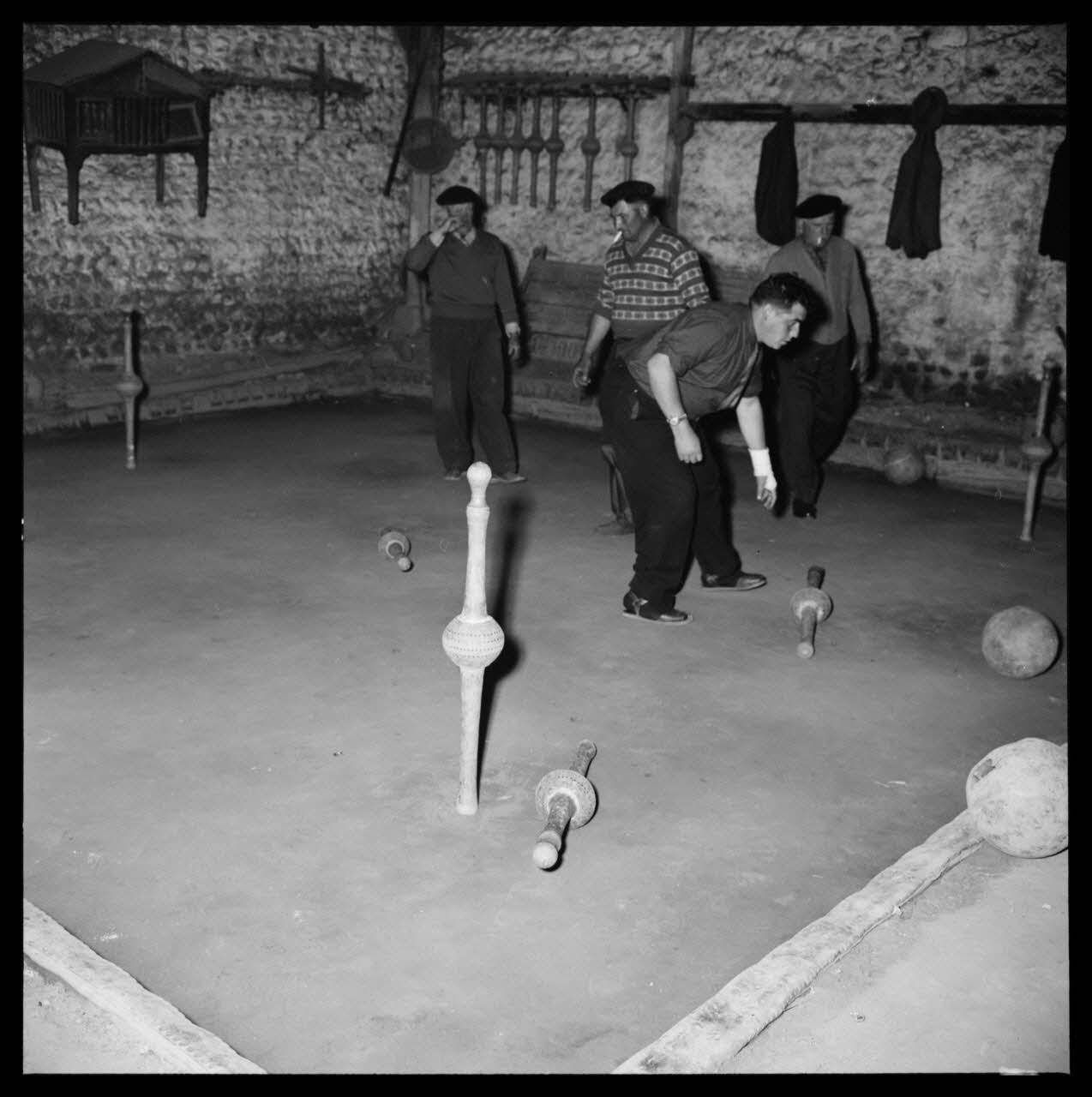 R. Lapeyre photographie Café Darré, rue Lamartine. Jeu de quilles de neuf. Le coup fait, les quilles sont remises en places Midi-Pyrénées, France 1960/5/12 Ph.1960.68.39 Photo Mucem / Lapeyre, R.