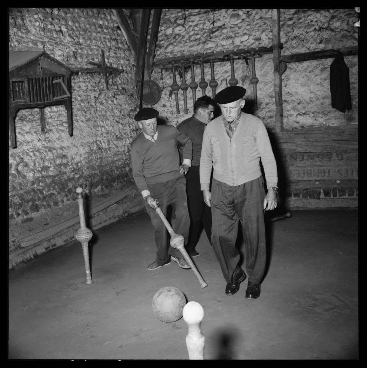 R. Lapeyre photographie Café Darré, rue Lamartine. Jeu de quilles de neuf. Pour éviter de se baisser pour relever les quilles, les joueurs les saisissent avec les pieds Midi-Pyrénées, France 1960/5/12 Ph.1960.68.40 Photo Mucem / Lapeyre, R.
