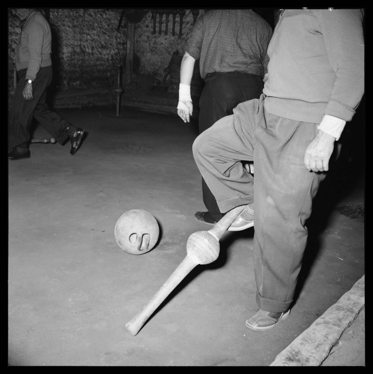 R. Lapeyre photographie Café Darré, rue Lamartine. Jeu de quilles de neuf. Pour éviter de se baisser pour relever les quilles, les joueurs les saisissent avec les pieds Midi-Pyrénées, France 1960/5/12 Ph.1960.68.41 Photo Mucem / Lapeyre, R.