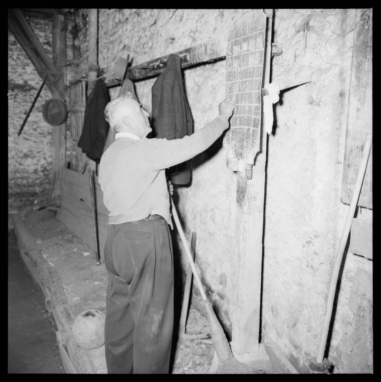 R. Lapeyre photographie Café Darré. Jeu de quilles de neuf. Monsieur Cazeaux, arbitre de l'après-midi du 12 mai, marque à la craie le coup venant d'être réussi Midi-Pyrénées, France 1960/5/12 Ph.1960.68.42 Photo Mucem / Lapeyre, R.