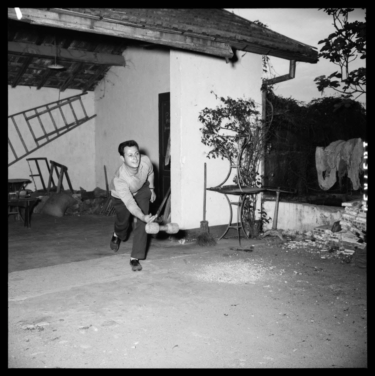 R. Lapeyre photographie Boulevard Henri IV. Jeu de quilles de six. Monsieur Charles Nabarra tire un boulet Midi-Pyrénées, France 1960/5/12 Ph.1960.68.7 Photo Mucem / Lapeyre, R.