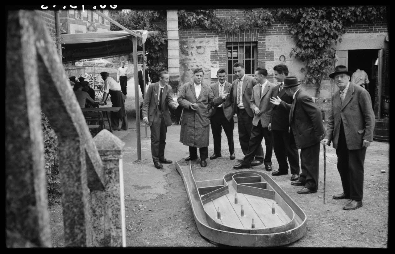 Boucher photographie Jeu de bastringue : les joueurs autour du jeu Basse-Normandie, France 1960/7/24 Ph.1960.93.15 Photo