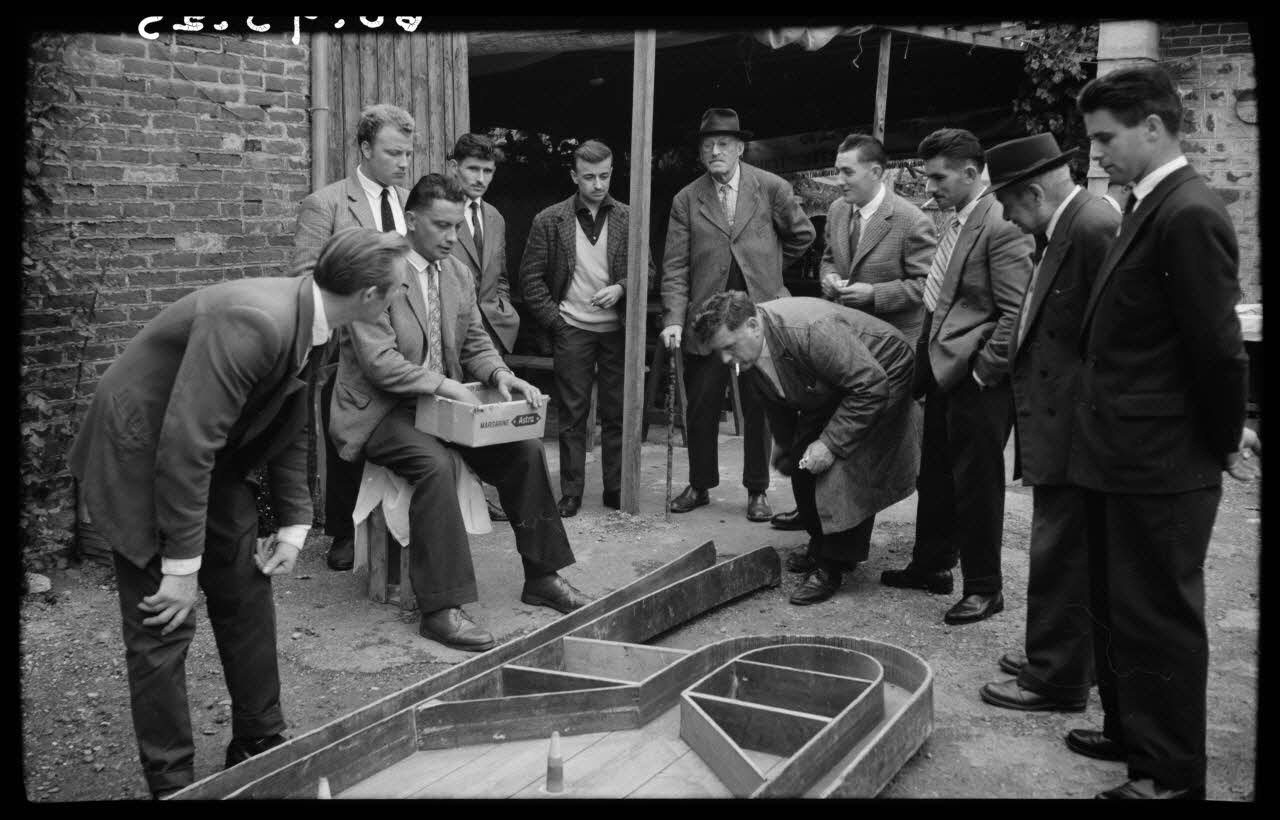 Boucher photographie Jeu de bastringue : un joueur lance sa boule Basse-Normandie, France 1960/7/24 Ph.1960.93.23 Photo