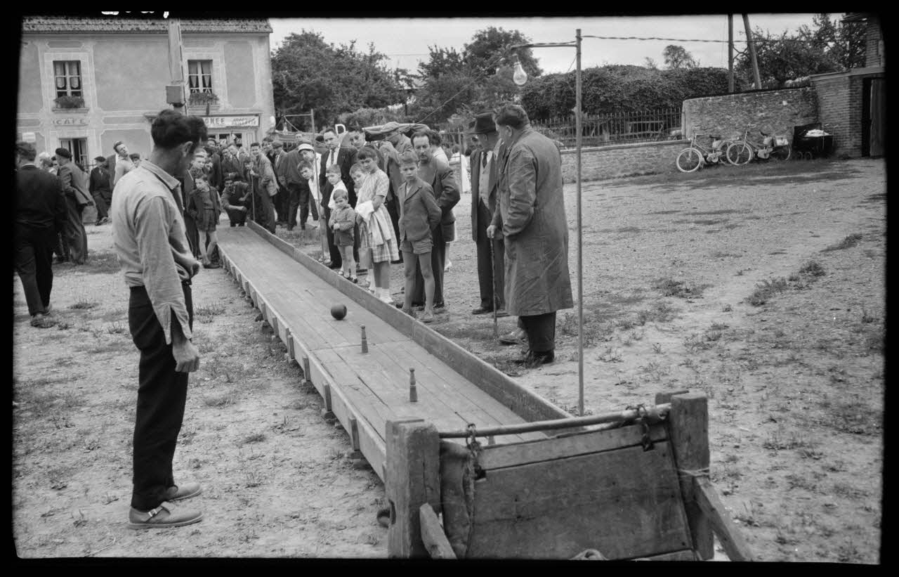 Boucher photographie Fête patronale. Jeu à trois quilles : la boule arrive près des quilles Basse-Normandie, France 1960/7/24 Ph.1960.93.5 Photo