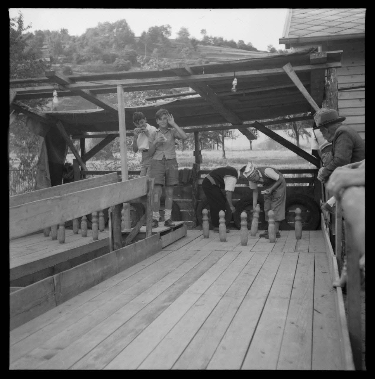 M. Robin photographie Jeux de quilles. Les quilles et l'installation des planches Alsace, France 1955 Ph.1962.181.1 Photo