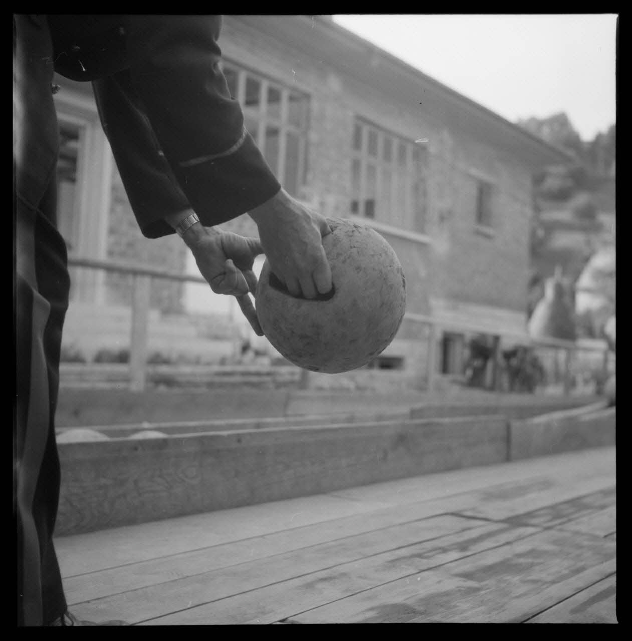 M. Robin photographie Jeux de quilles. La boule Alsace, France 1955 Ph.1962.181.2 Photo