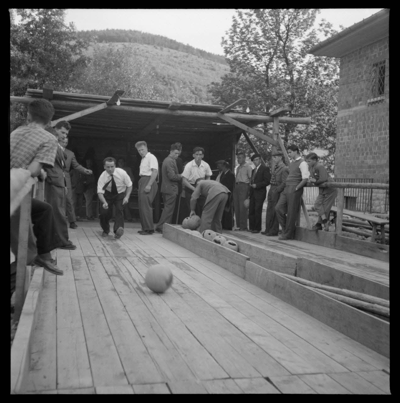 M. Robin photographie Jeux de quilles. Lancer de la boule par un joueur Alsace, France 1955 Ph.1962.181.3 Photo Mucem / Robin, M.