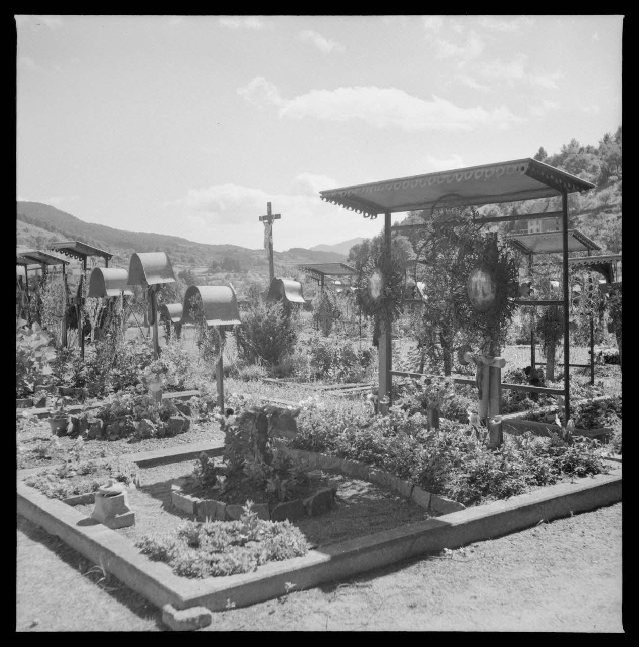 M. Robin photographie Tombes dans un cimetière Alsace, France 1955 Ph.1962.181.4 Photo