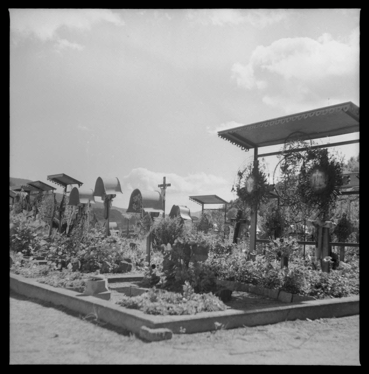 M. Robin photographie Tombes dans un cimetière Alsace, France 1955 Ph.1962.181.5 Photo