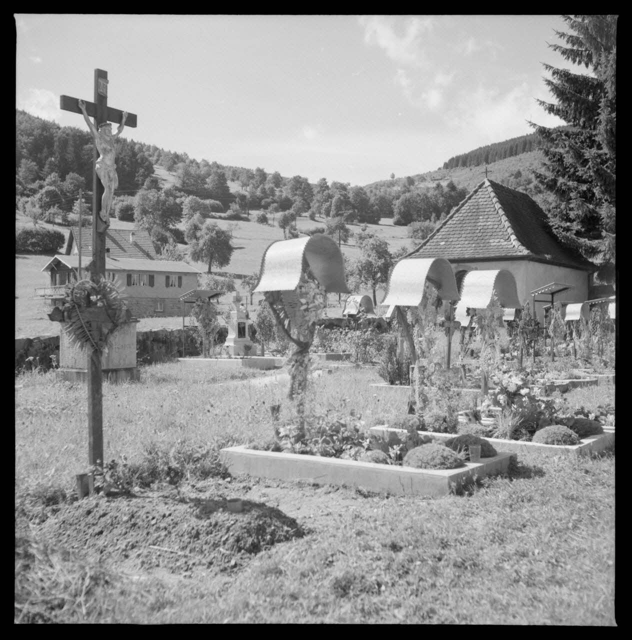 M. Robin photographie Tombes dans un cimetière Alsace, France 1955 Ph.1962.181.6 Photo