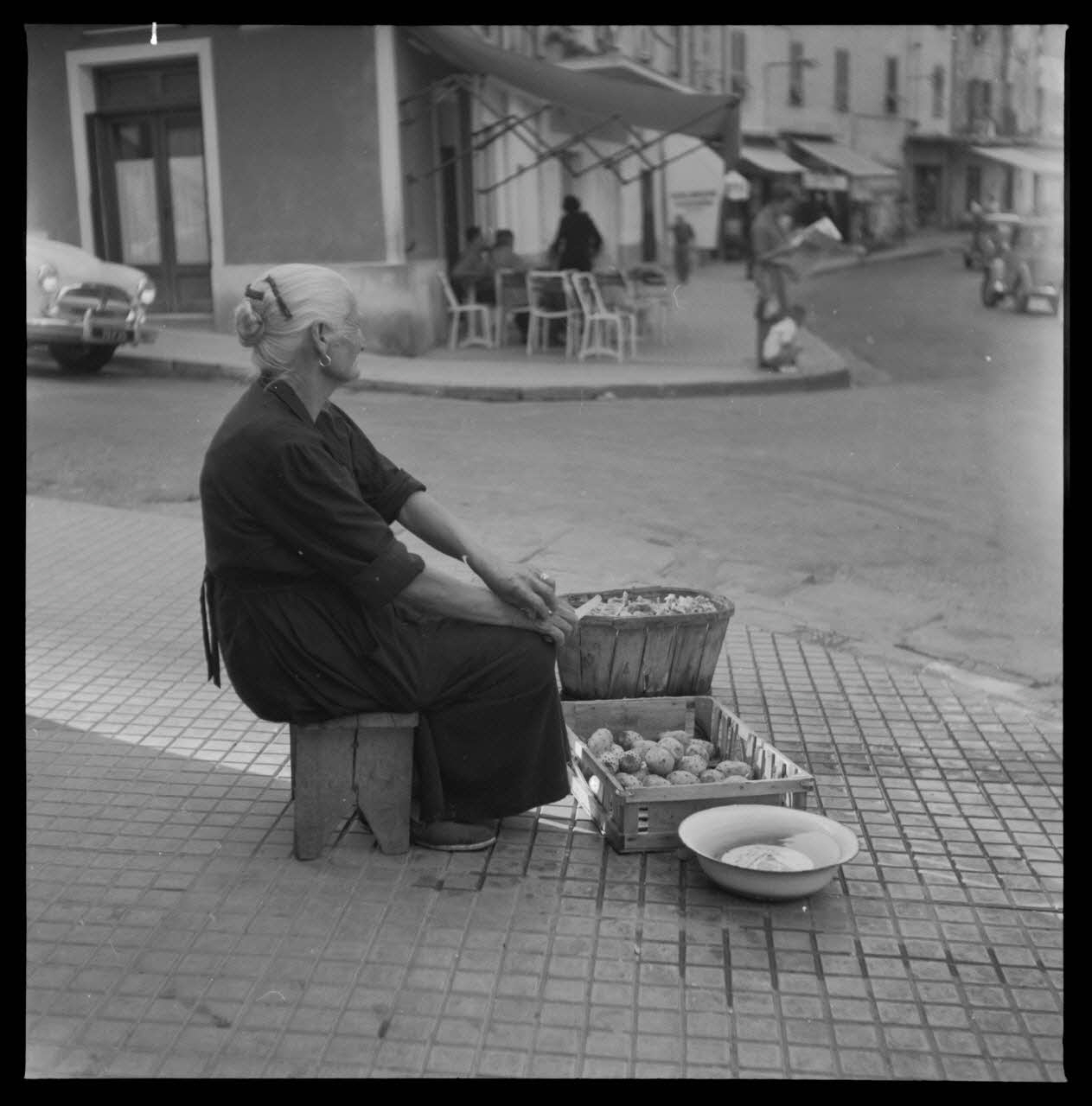 M. Robin photographie Marchande de figues Corse, France 1958 Ph.1962.47.66 Photo