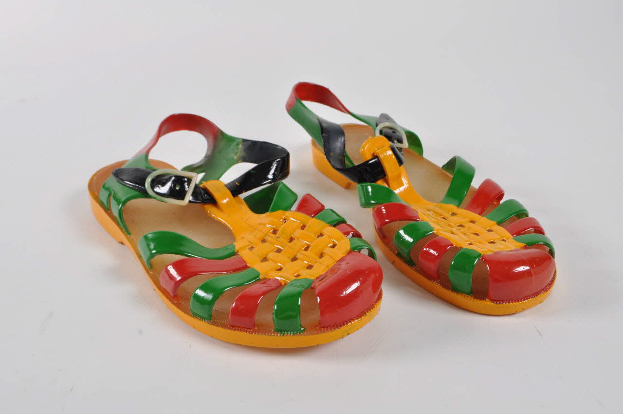 Geoffroy sandale costume "thème traditionnel Kalson All Stars" Guadeloupe, France 1988 1997.65.7.3.1-2 Photo Mucem